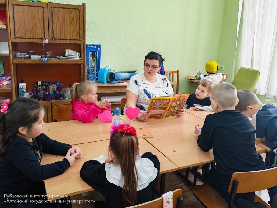 Рубцовский институт (филиал) АлтГУ: «Весь Рубцовск читает детям сказки народов России». Новости из Детского Университета АлтГУ